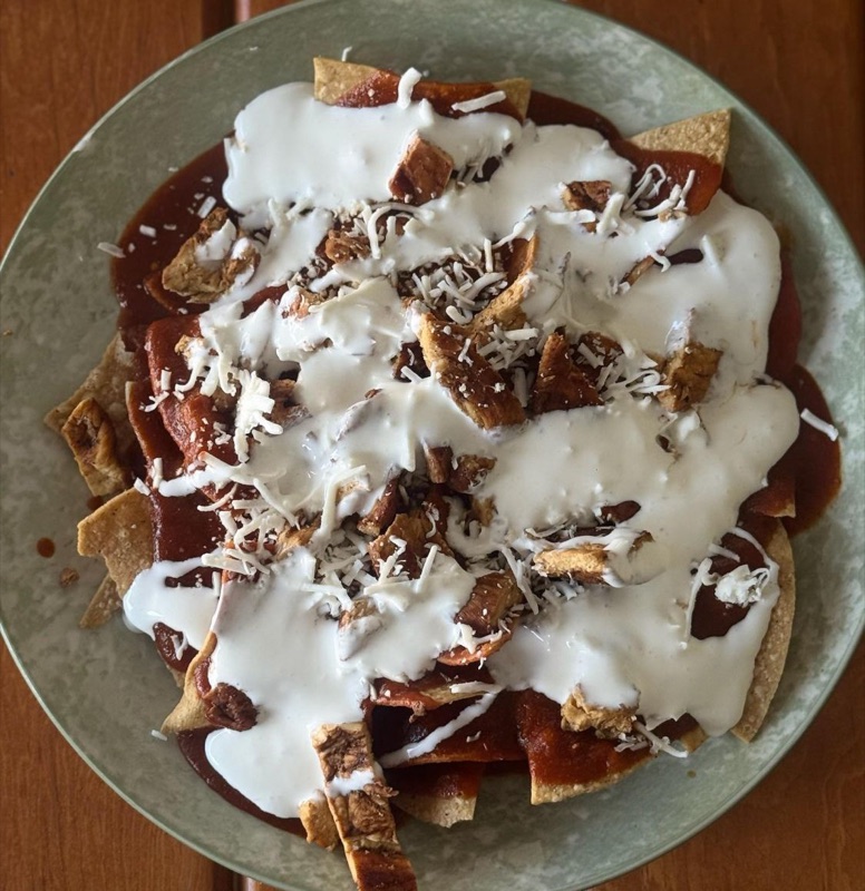 Chilaquiles en salsa de morita con crema, queso y pollo