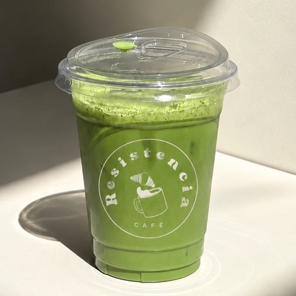 Coco Matcha frío en vaso con el logo de Resistencia